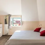 Elegant Residence Rooms & Apartments